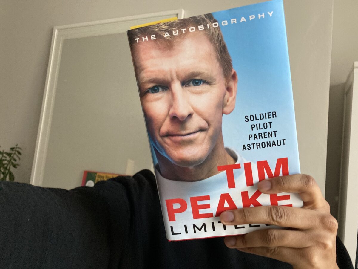 Jim hoiab käes Tim Peake'i raamatut