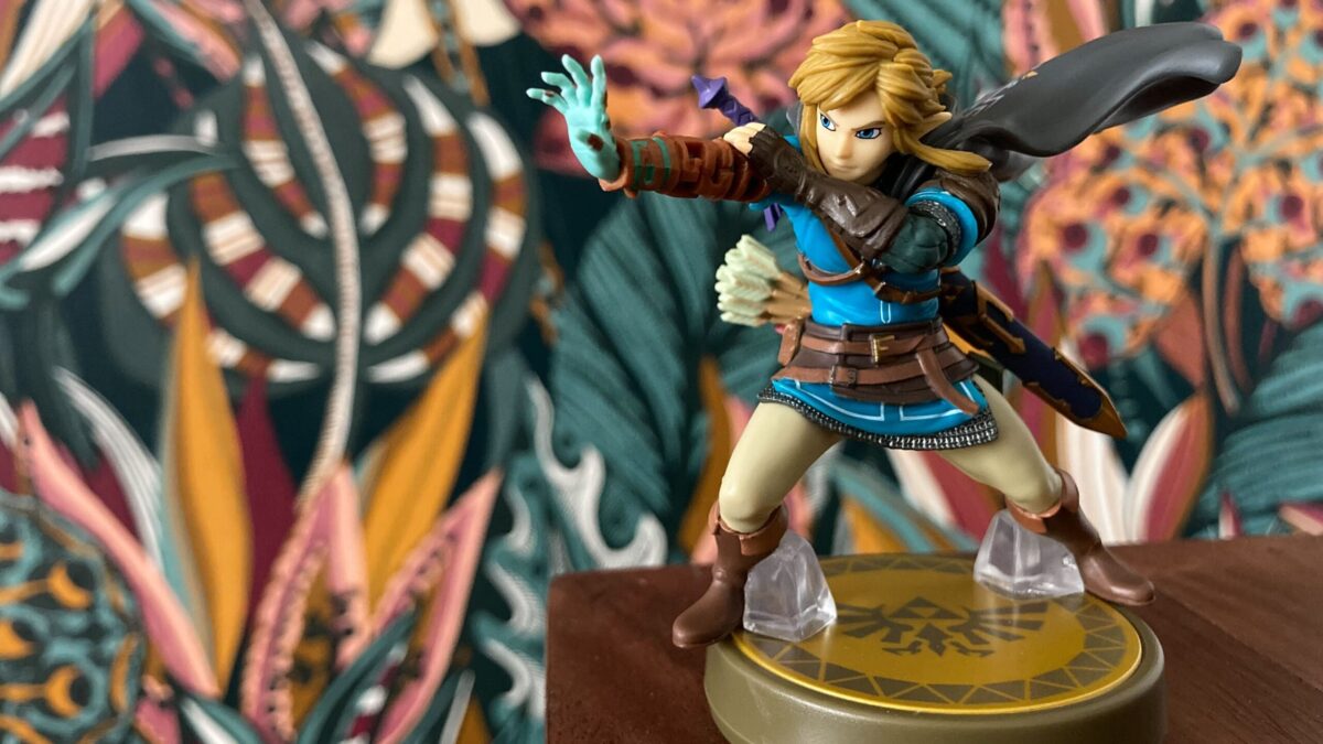 Jimi Legend Of Zelda kujukene värvilise tapeedi taustal